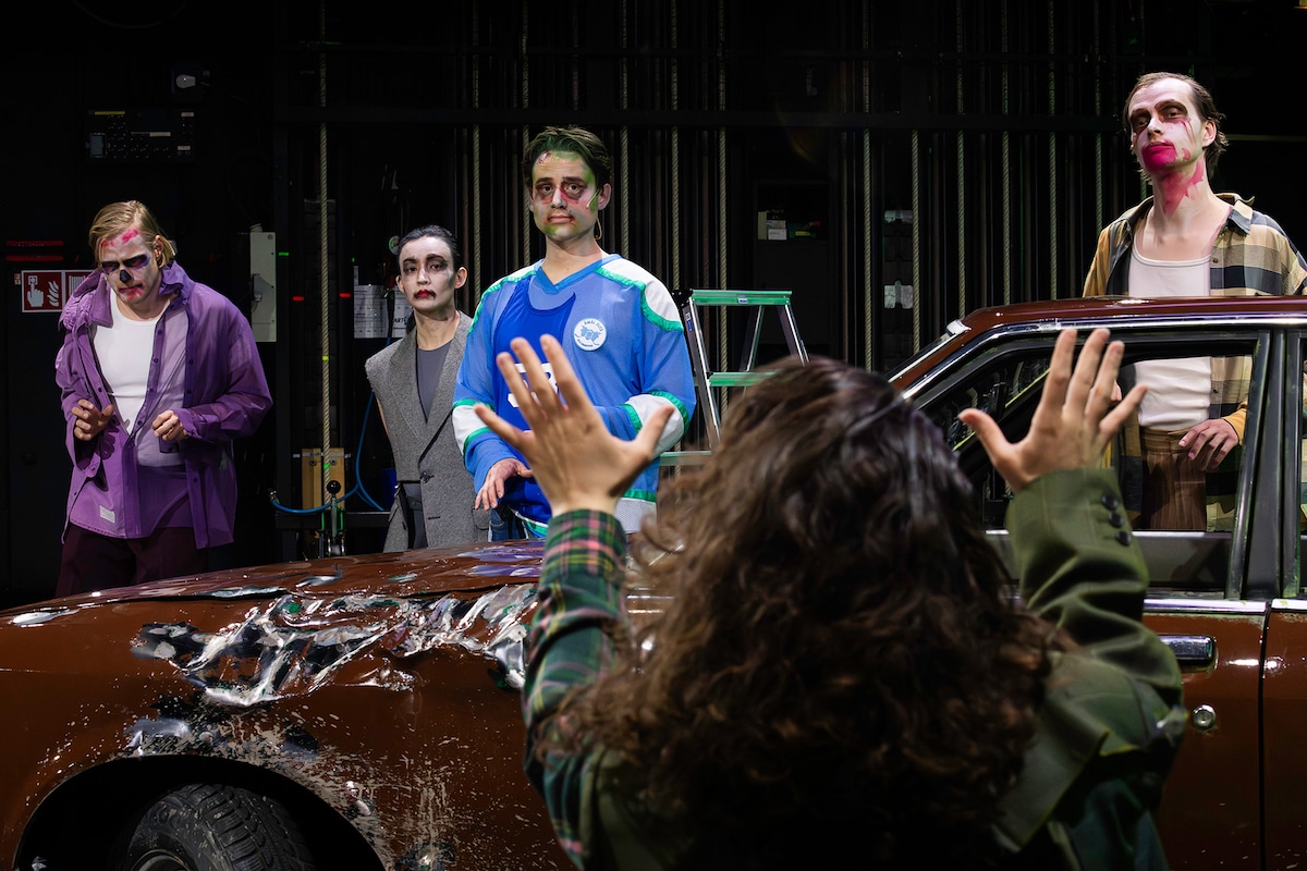 2026年5月にドイツ・ハノーファー州立劇場で初演された「Sliding Away」より。（Photo: Jörg Brüggemann, Ostkreuz）