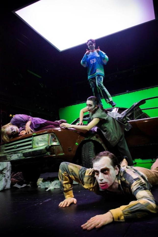 2026年5月にドイツ・ハノーファー州立劇場で初演された「Sliding Away」より。（Photo: Jörg Brüggemann, Ostkreuz）