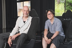 東京芸術劇場 舞台芸術部門芸術監督就任第1作目「映画を撮りたいゾンビの演劇」岡田利規×ドミニク・フーバー対談 / キャスト5人が語る