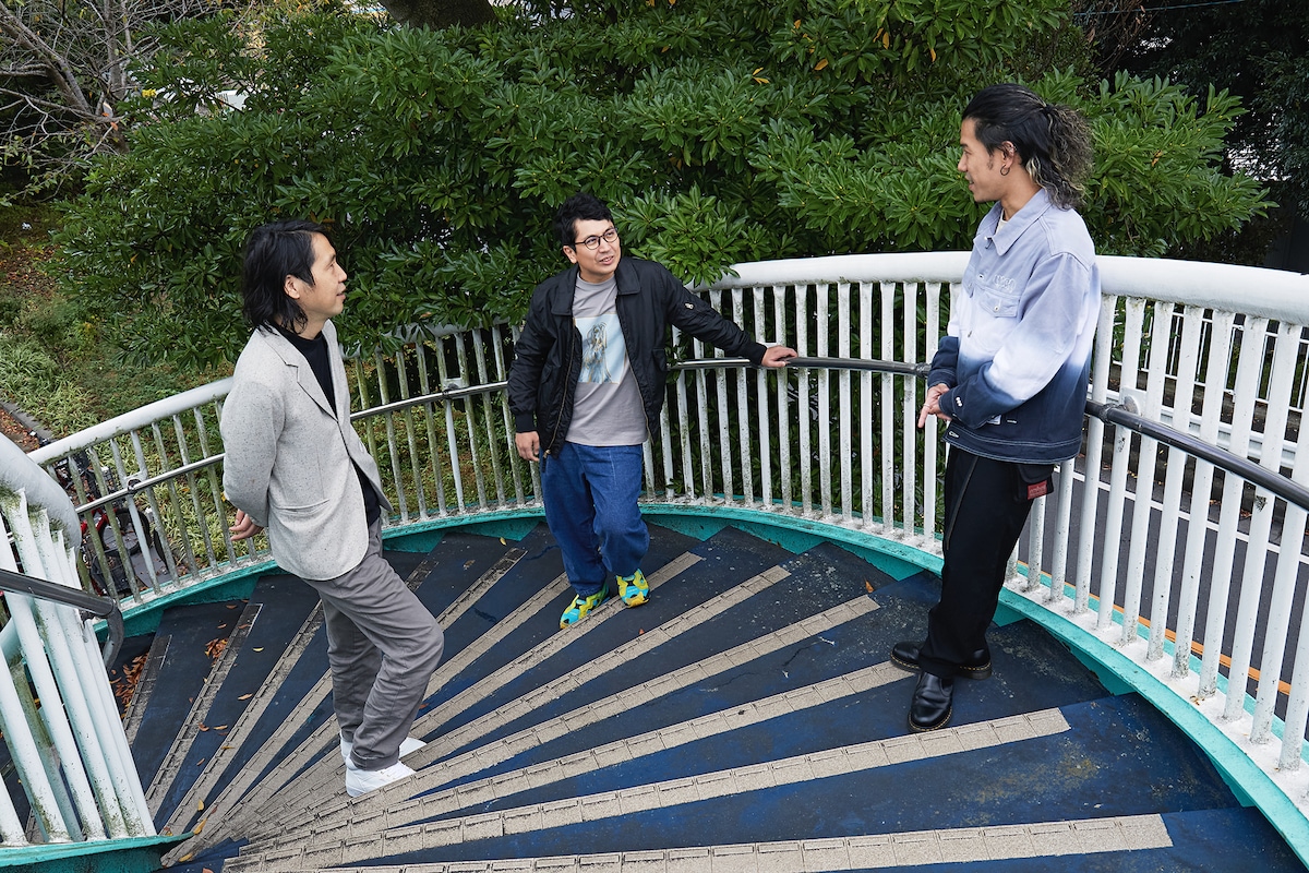 左から矢内原充志、山本卓卓、北尾亘。