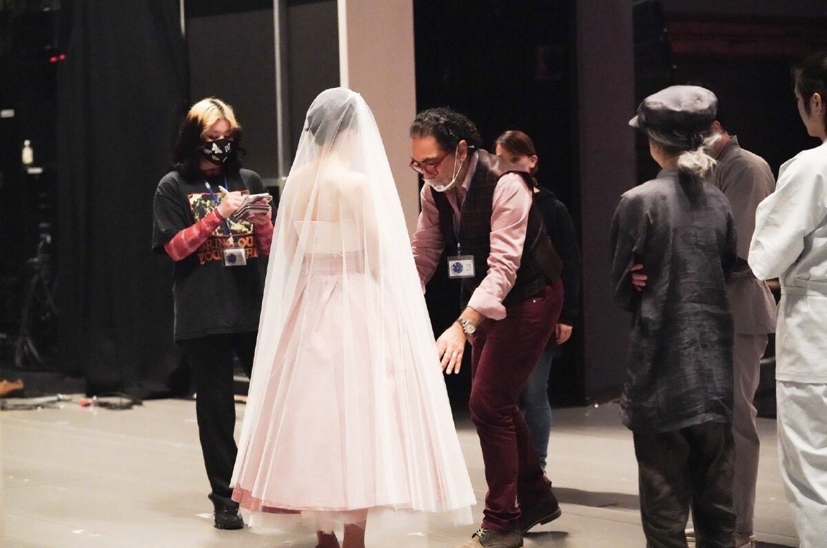 東京芸術祭2020「真夏の夜の夢」リハーサルにて。入念に美術や衣裳をチェックする様子。