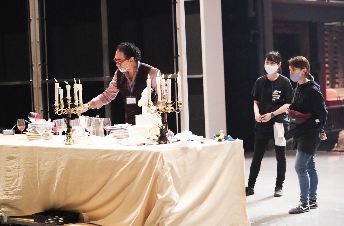 東京芸術祭2020「真夏の夜の夢」リハーサルにて。入念に美術や衣裳をチェックする様子。