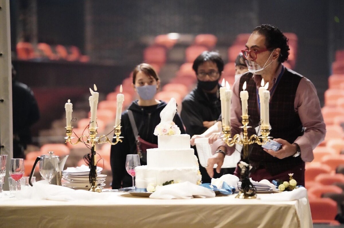 東京芸術祭2020「真夏の夜の夢」リハーサルにて。入念に美術や衣裳をチェックする様子。