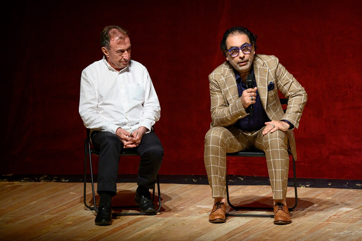 左から音楽監督のヴァシル・シリー、ドラゴッシュ・ブハジャール。