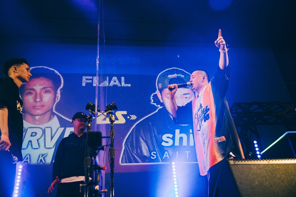 「激闘！ラップ甲子園」第1回決勝大会の最終決戦の様子。左からNERVE、shin。