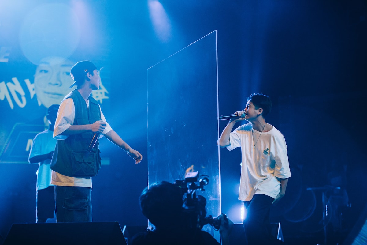 左から楓、MC知葉瑠。