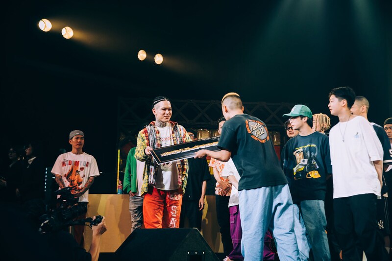 YZERRから賞品を受け取るビシキマ。