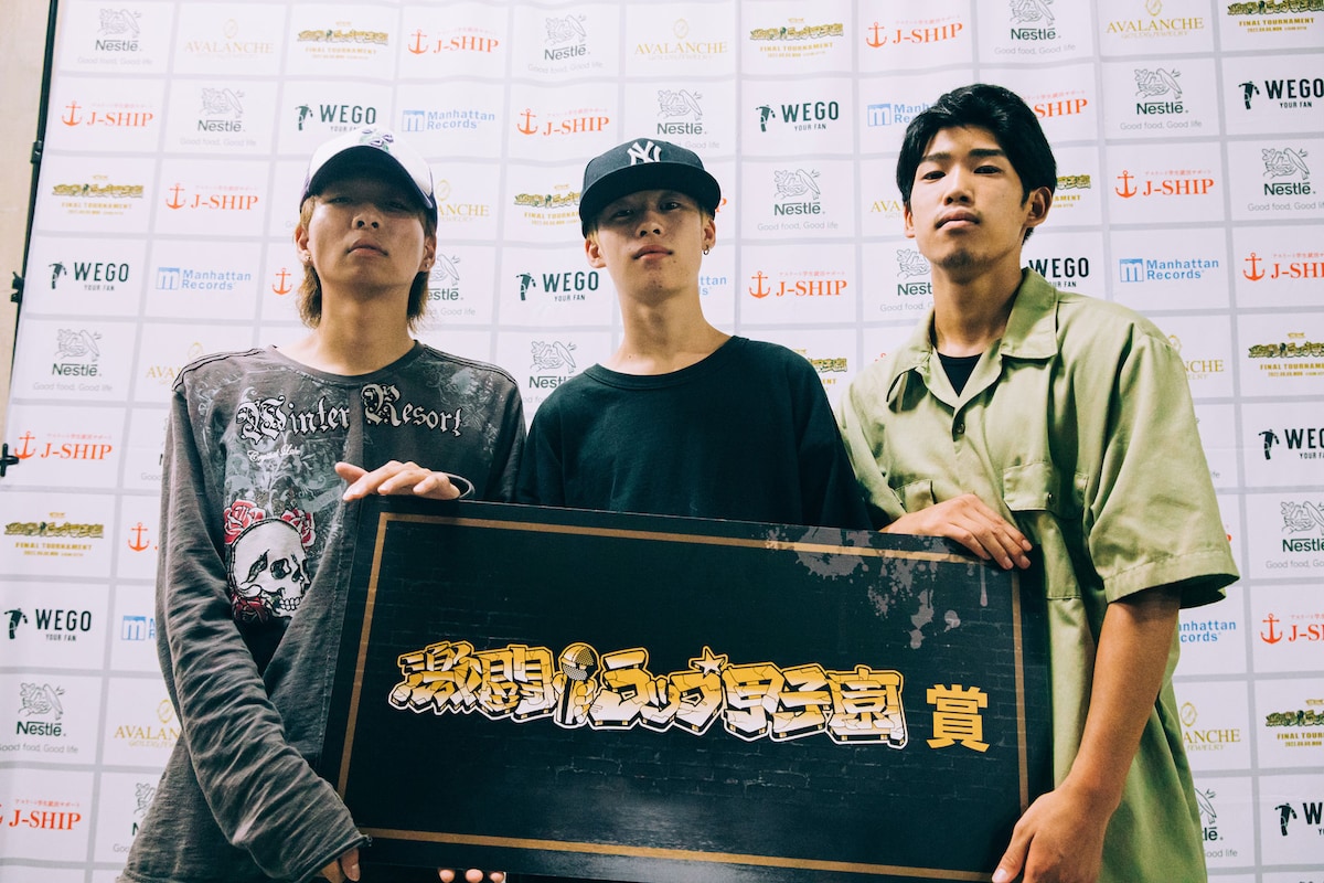 瀬田工業高校。左からBop、Alice、猿ICE。