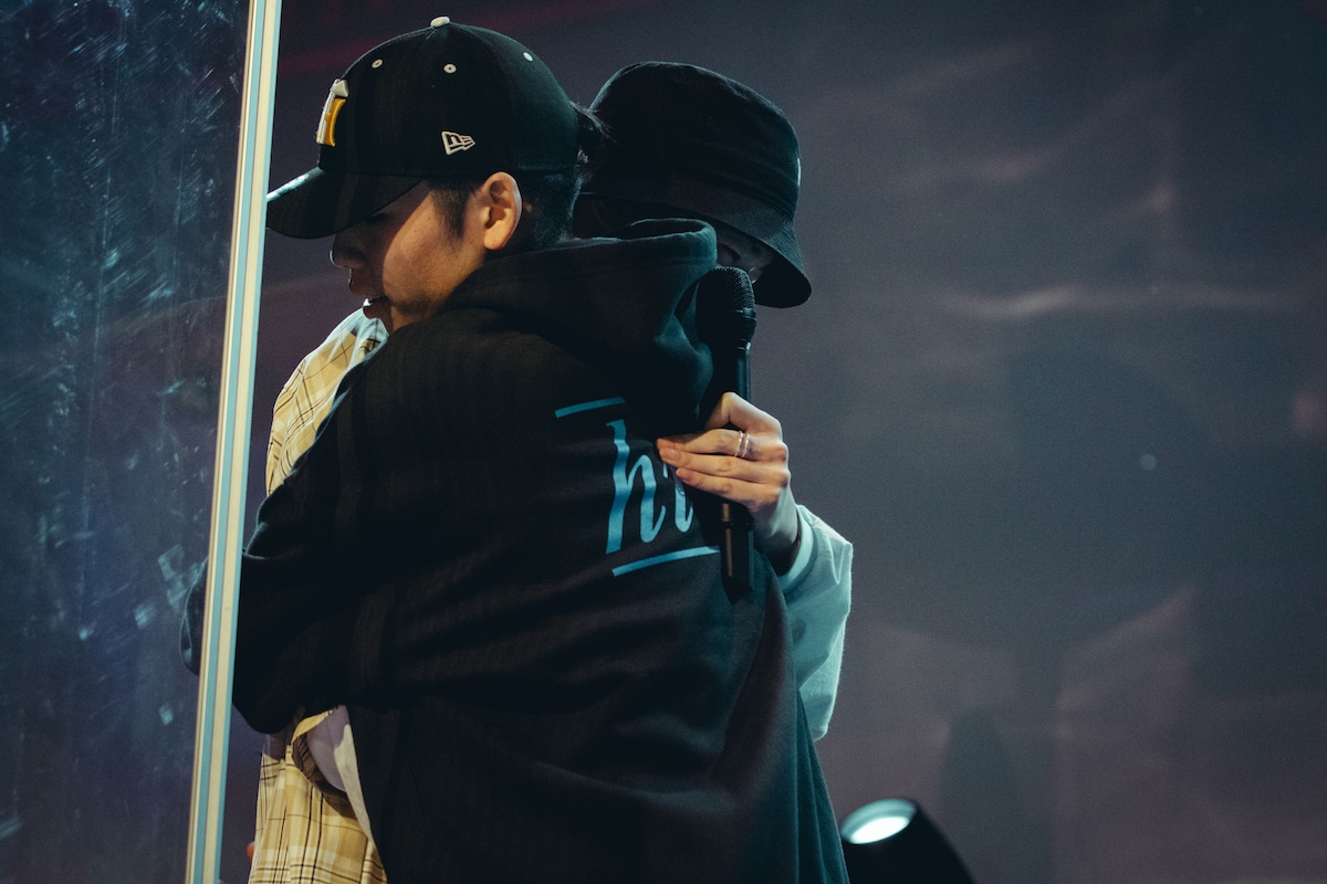 抱き合う蓮雫蝶とM.C.T。