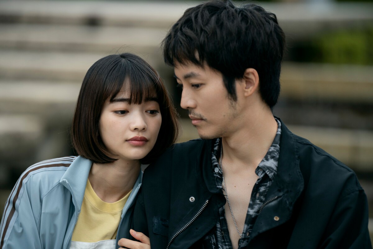 「横★須★賀 探偵事務所」より、見上愛演じるさや(左)と松坂桃李扮する龍哉(右)