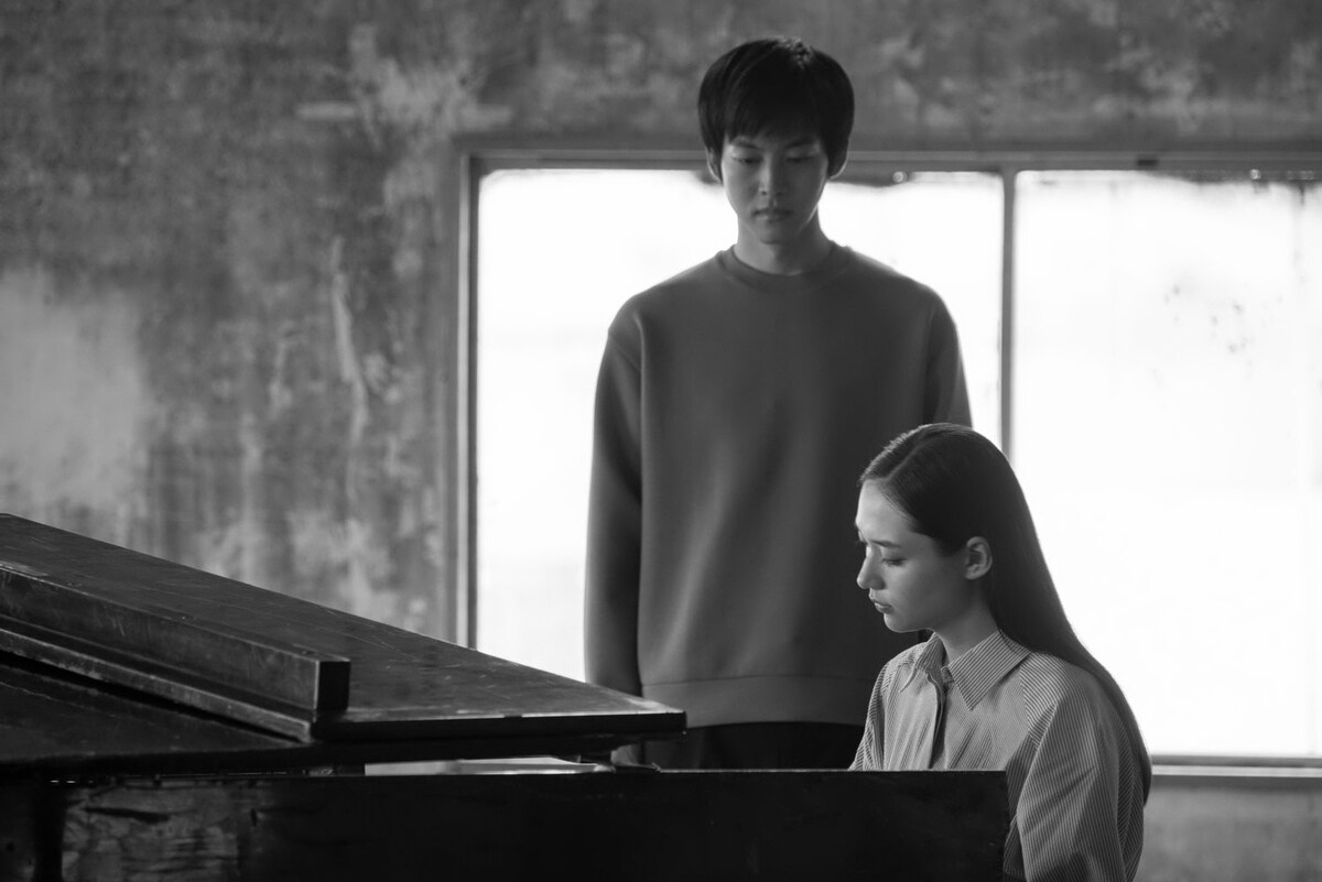 「何もきこえない。」より、松坂桃李演じるHo-1(奥)と白本彩奈扮するサツキ(手前)