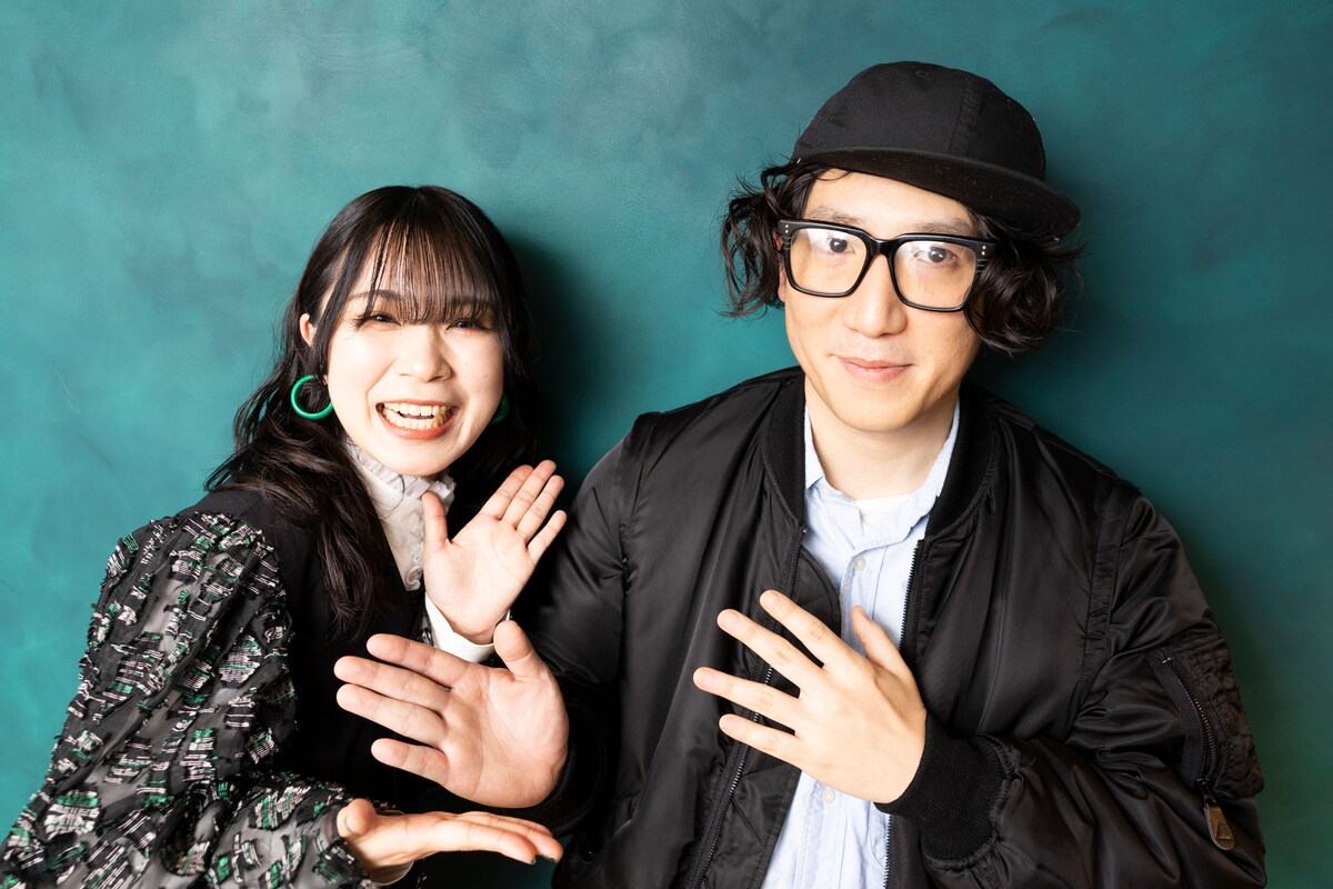 左からヤママチミキ（GANG PARADE）、真部脩一。