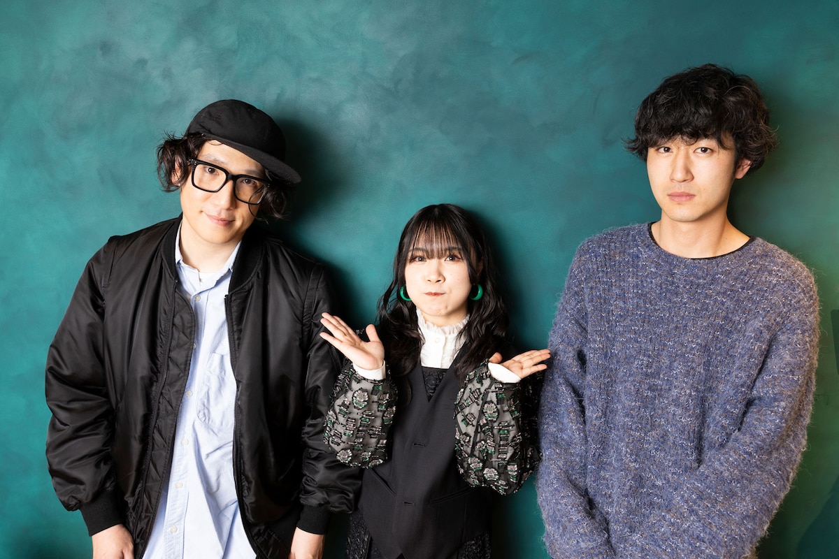左から真部脩一、ヤママチミキ（GANG PARADE）、屋代陽平（ソニー・ミュージックエンタテインメント）。