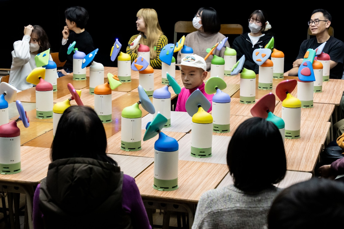 捩子ぴじん＋YCAM新作パフォーマンス「せいせいのせんせい」より。（撮影：守屋友樹、写真提供：山口情報芸術センター［YCAM］）