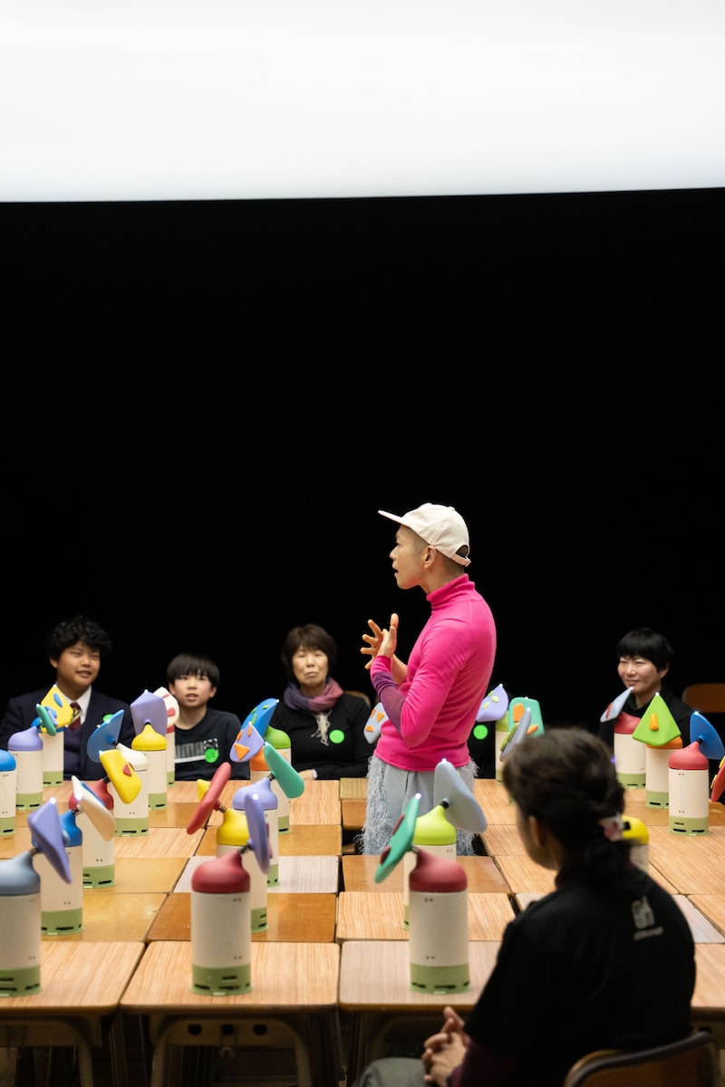 捩子ぴじん＋YCAM新作パフォーマンス「せいせいのせんせい」より。（撮影：守屋友樹、写真提供：山口情報芸術センター［YCAM］）