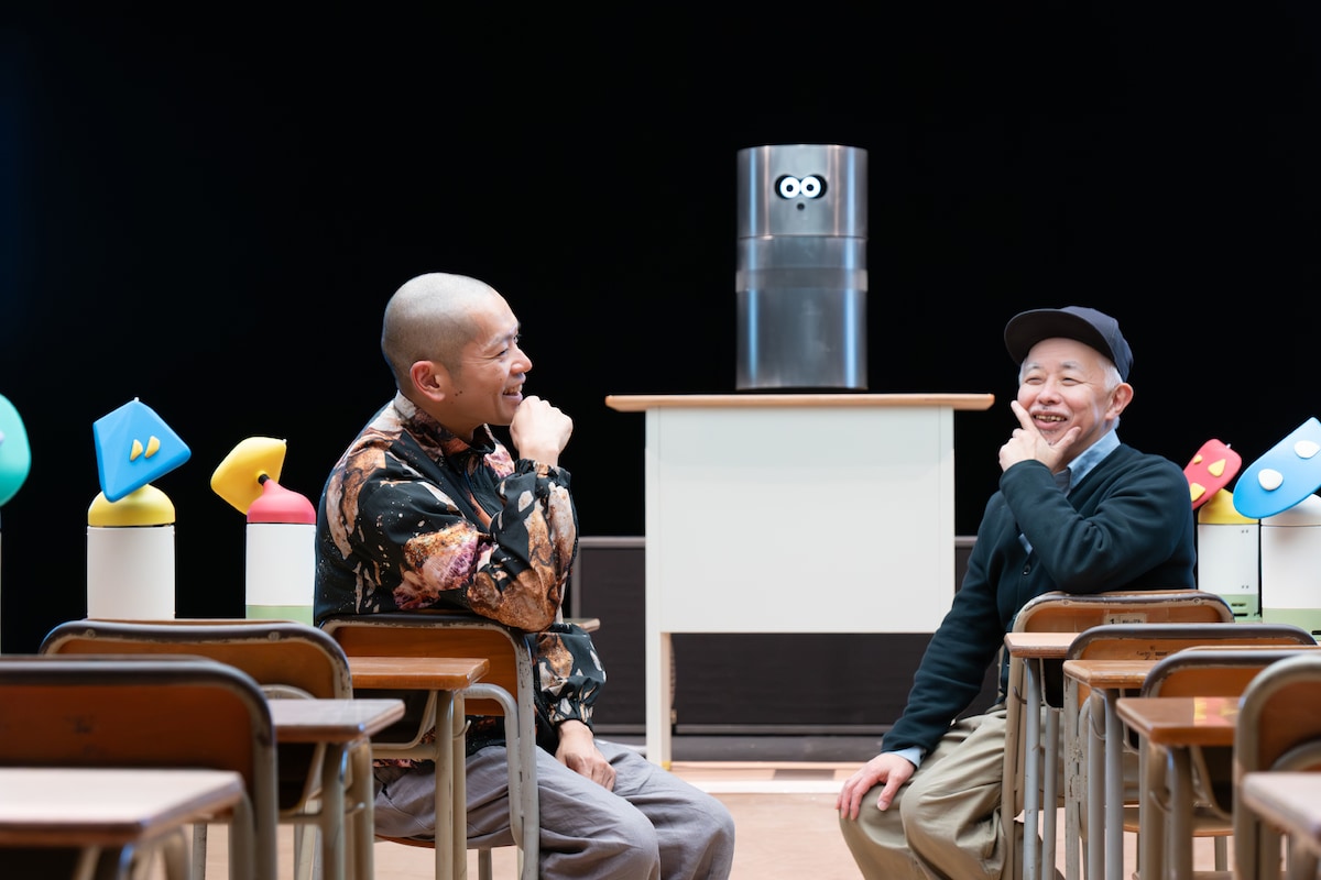 左から捩子ぴじん、伊藤ガビン。後ろに見えるのが“せんせい”。