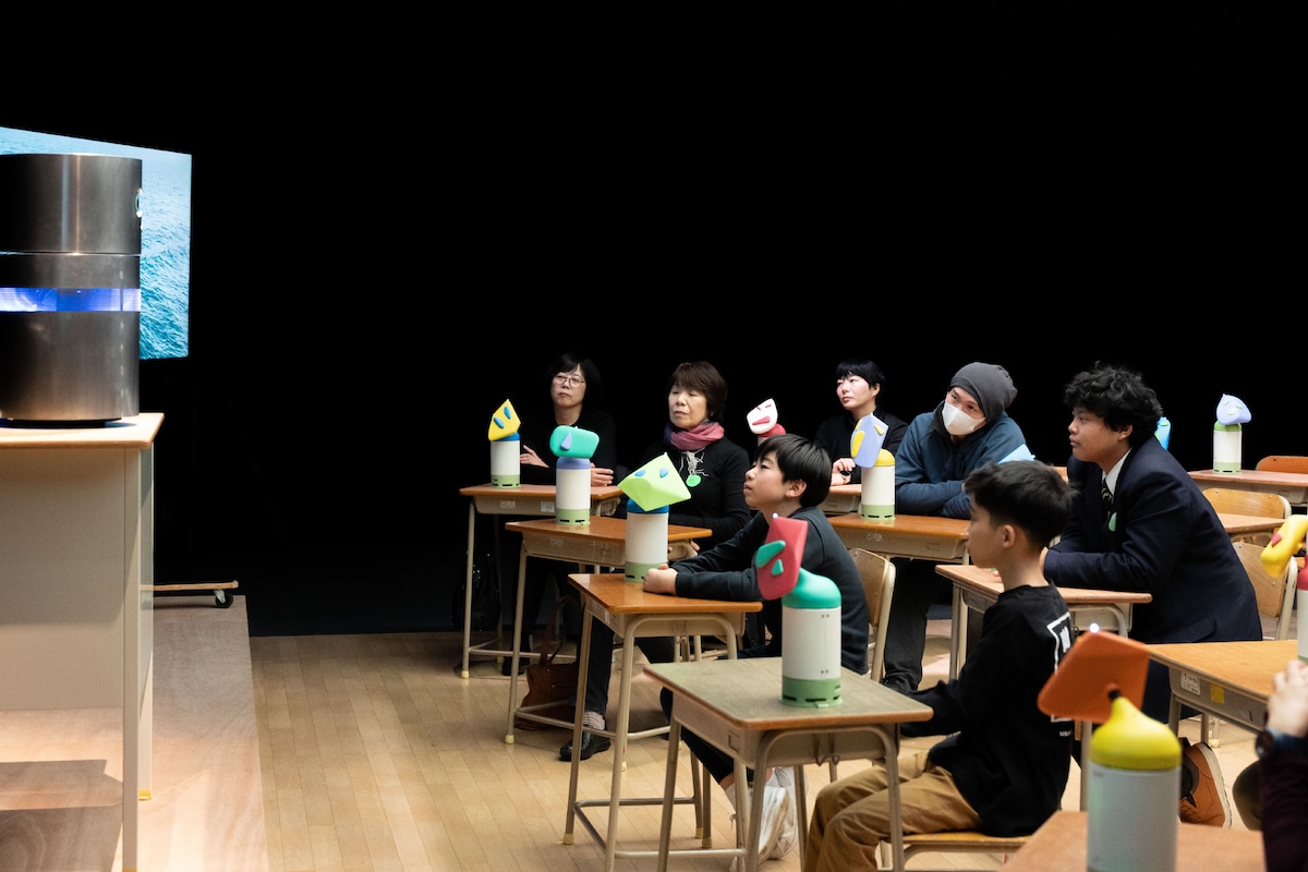 捩子ぴじん＋YCAM新作パフォーマンス「せいせいのせんせい」より。（撮影：守屋友樹、写真提供：山口情報芸術センター［YCAM］）