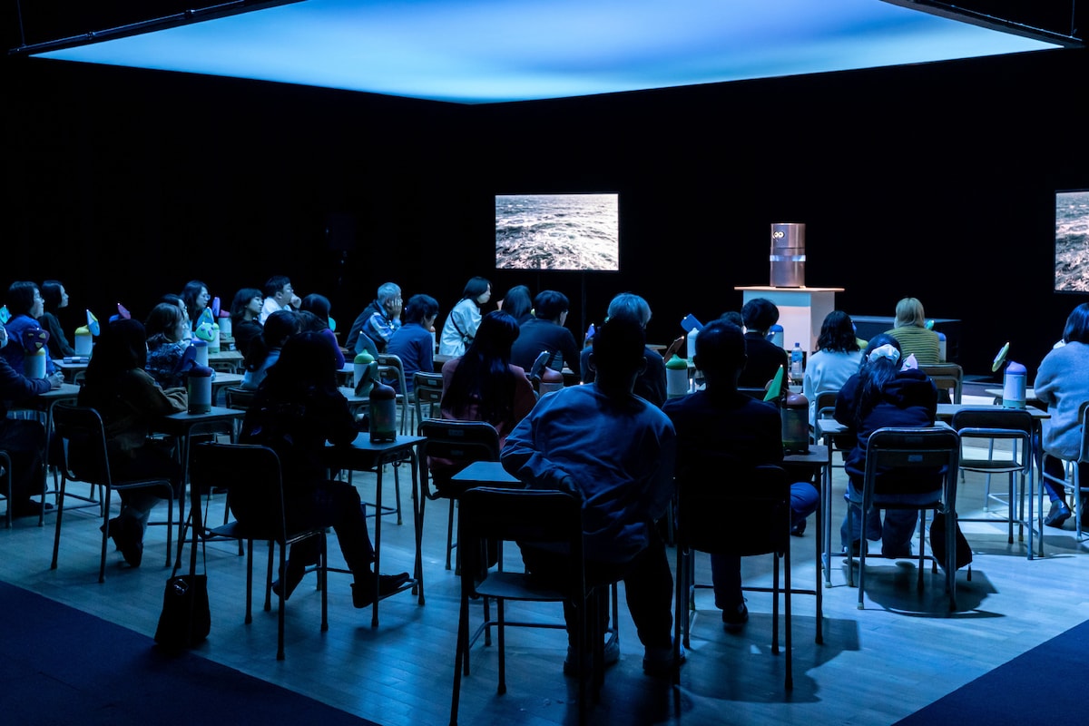 捩子ぴじん＋YCAM新作パフォーマンス「せいせいのせんせい」より。（撮影：守屋友樹、写真提供：山口情報芸術センター［YCAM］）