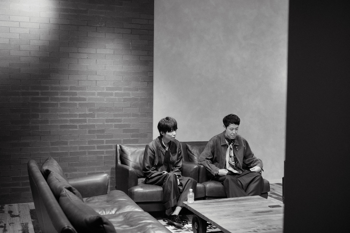 左から川谷絵音（G, Produce）、小籔千豊（Dr）。