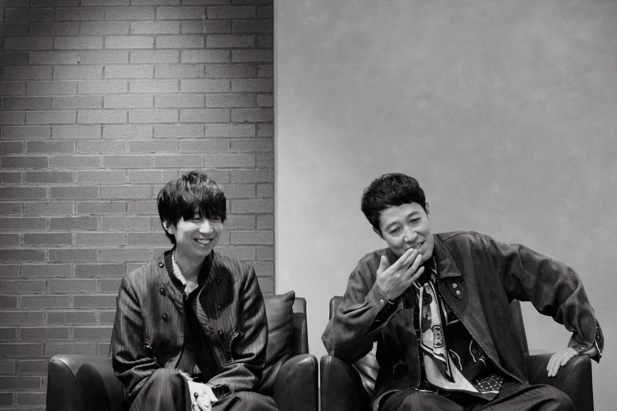 左から川谷絵音（G, Produce）、小籔千豊（Dr）。