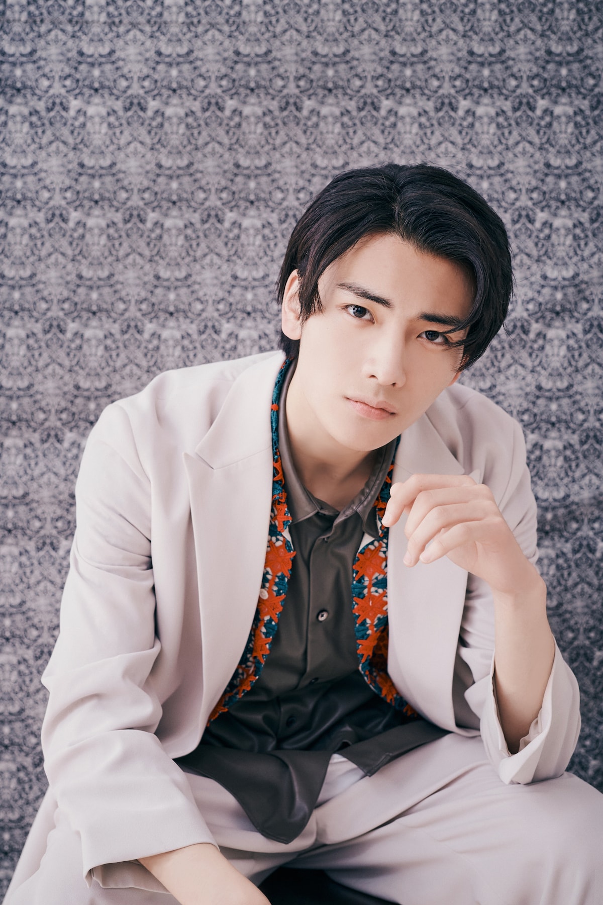 武藤潤 / 「嗜好に関する世論調査」の色は白黒。