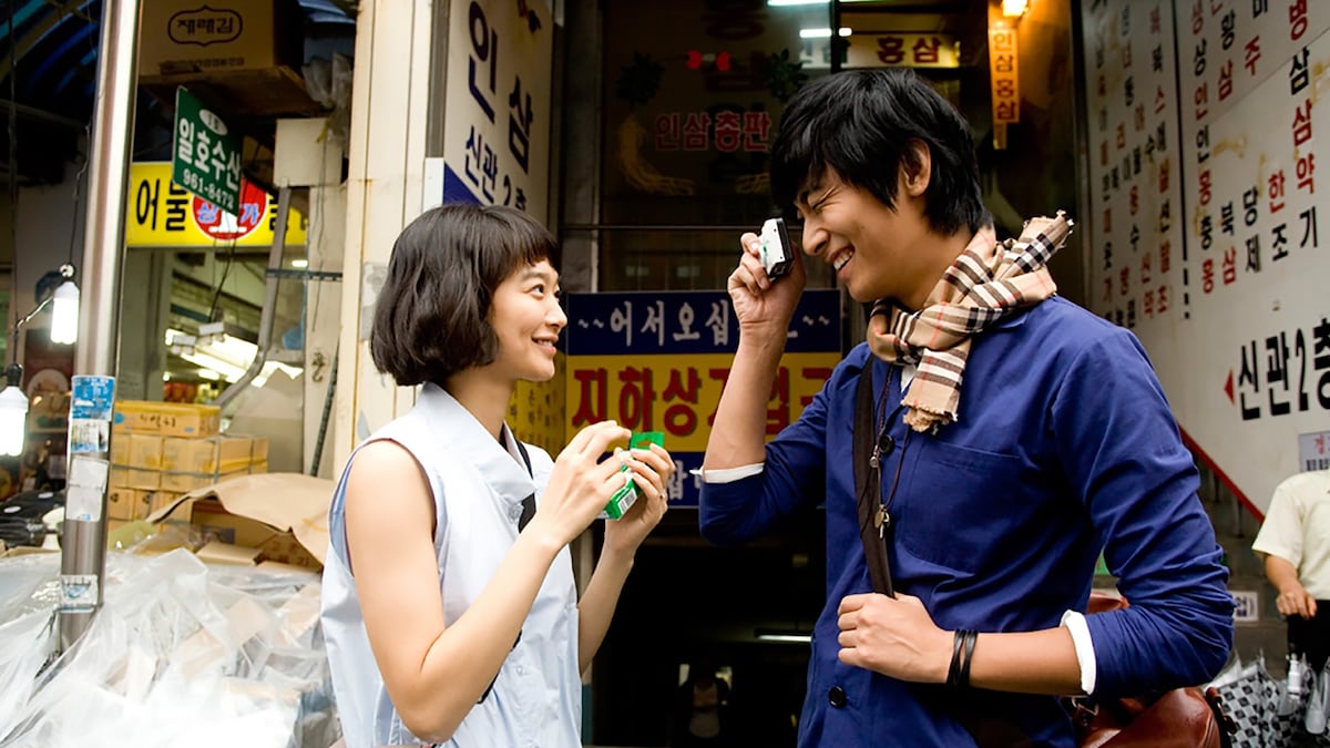 「キッチン~3人のレシピ~」より、チュ・ジフン演じる天才シェフのドゥレ(右)。©2009 SOO FILM All Rights Reserved.(U-NEXT配信中)