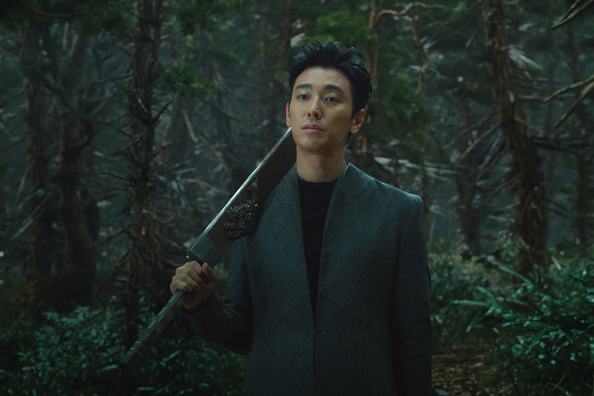 「神と共に 第一章:罪と罰」より、チュ・ジフン演じる使者ヘウォンメク。©2019 LOTTE ENTERTAINMENT & DEXTER STUDIOS All Rights Reserved.