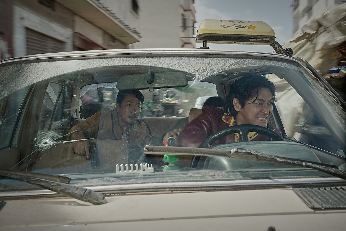 「非公式作戦(原題)」(2024年夏 全国公開予定)より、チュ・ジフン演じるタクシー運転手(右)。©2023 SHOWBOX AND WINDUP FILM ALL RIGHTS RESERVED.