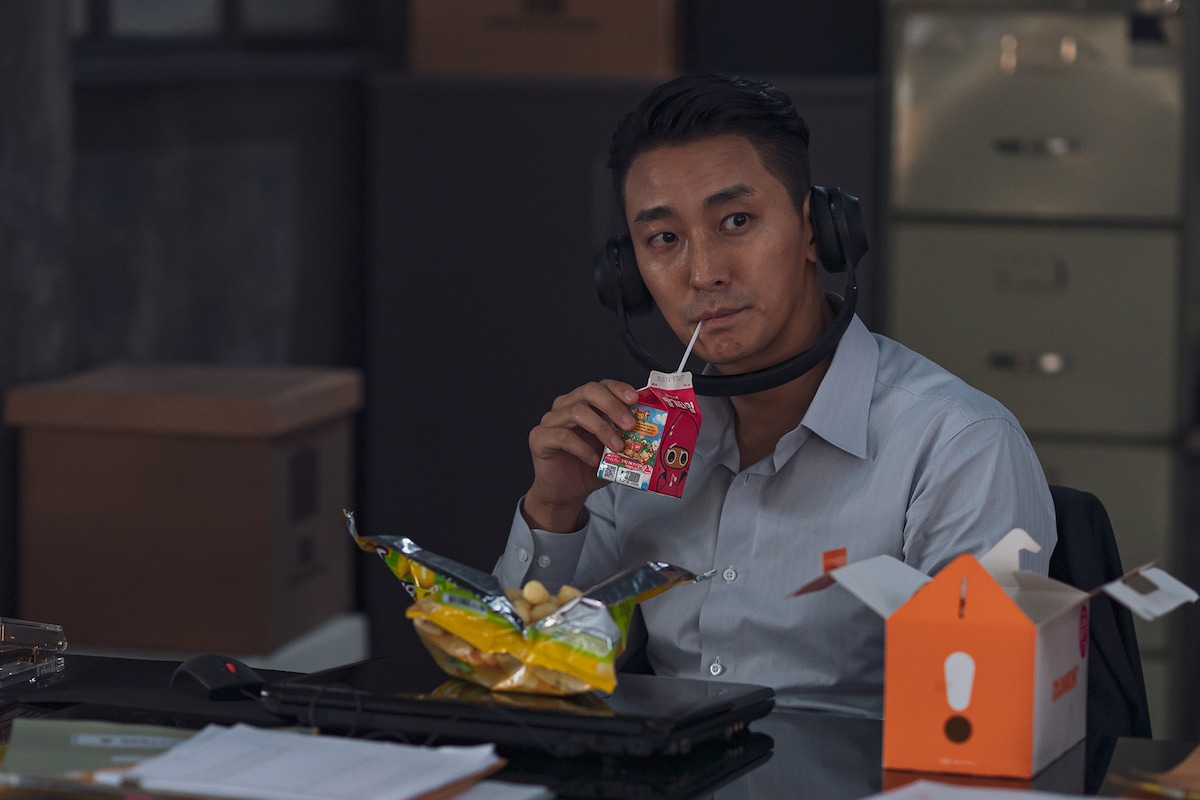 眼鏡型カメラ、万年筆型レコーダー、ピンバッジ型GPSなどのガジェットを駆使して捜査を行う。©︎2022 [CONTENTS WAVVE & TRICKSTER]. All Rights Reserved.