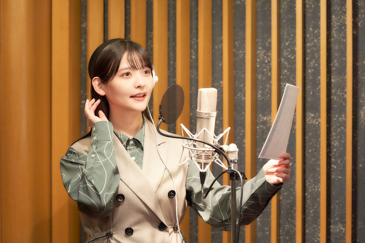 アフレコ中の上坂すみれ。