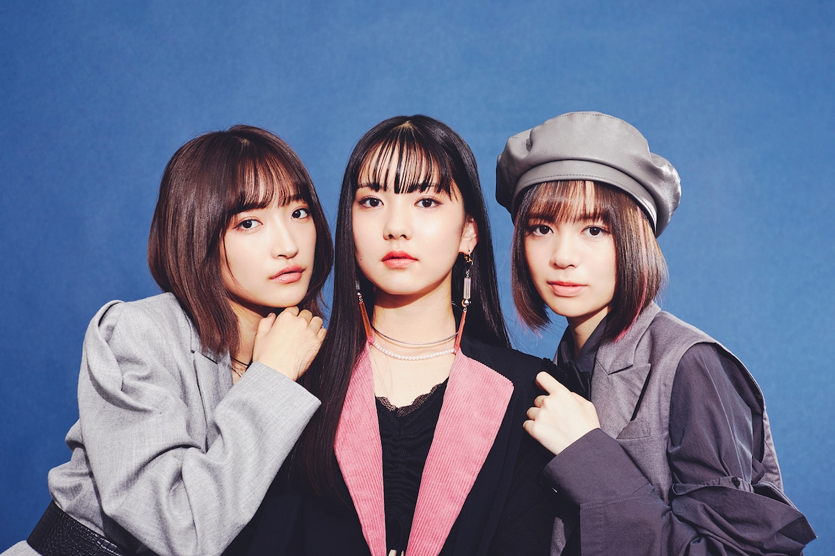 左から小川桜花、菱田未渚美、増田來亜。
