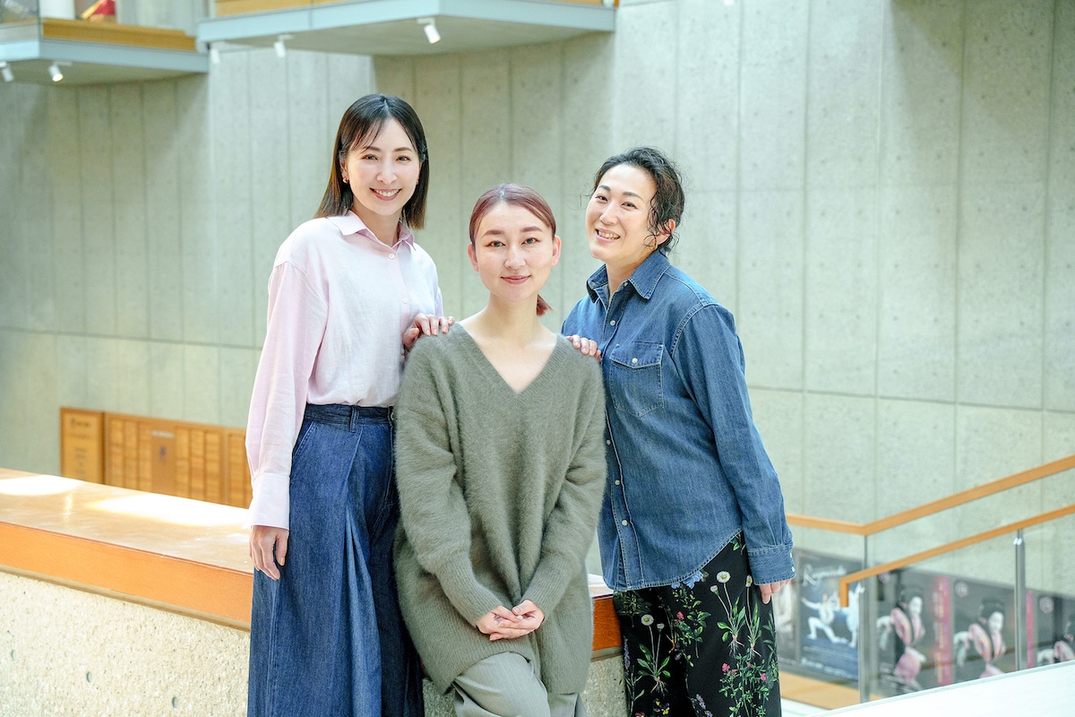 左から真飛聖、稲葉賀恵、増岡裕子。