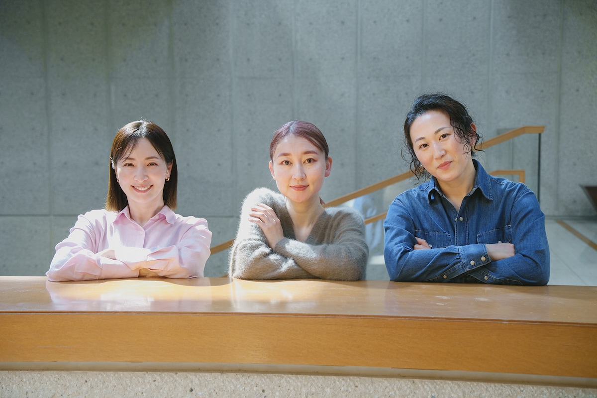 左から真飛聖、稲葉賀恵、増岡裕子。