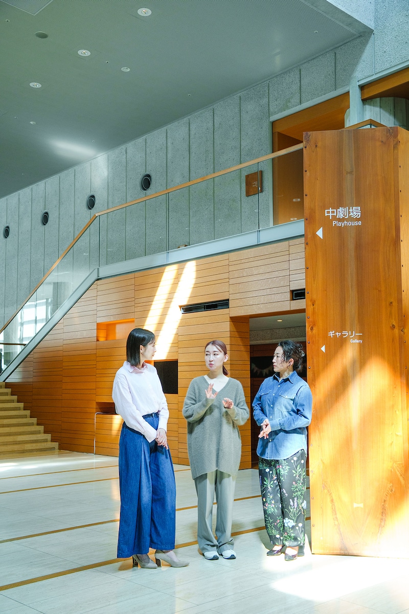 左から真飛聖、稲葉賀恵、増岡裕子。