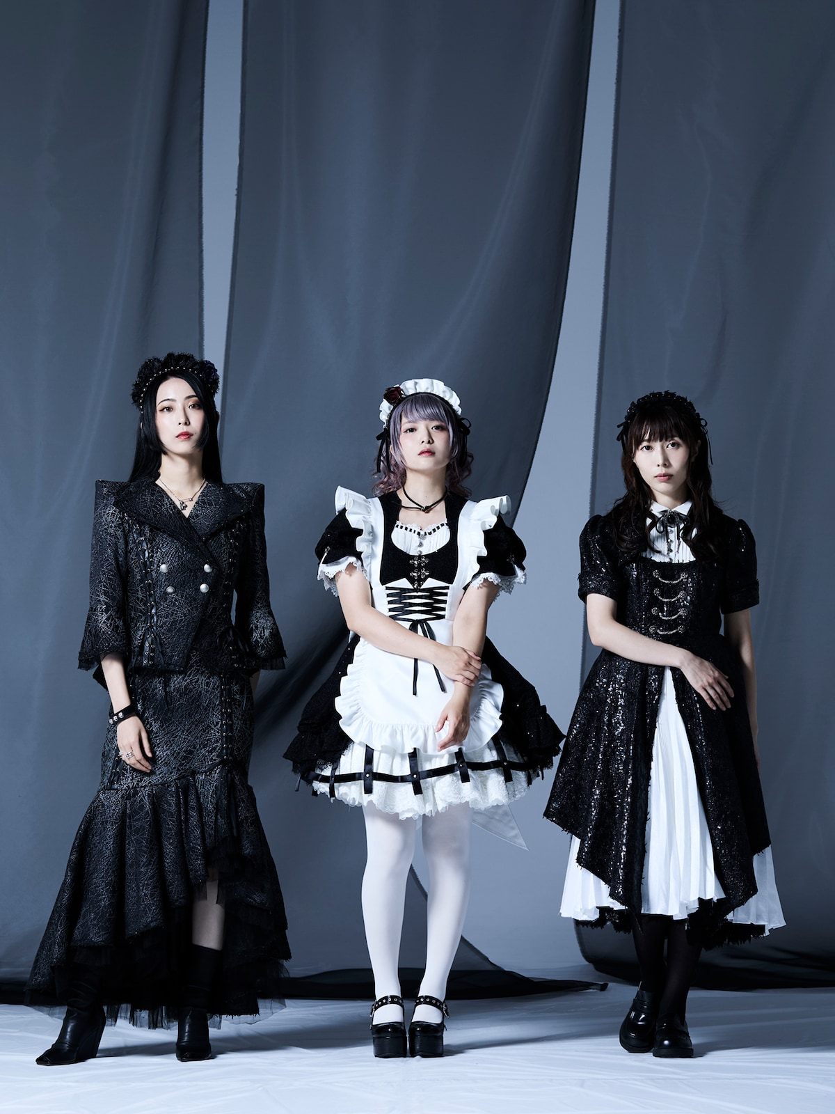 左からSAIKI(BAND-MAID / Vo)、小鳩ミク(BAND-MAID / G, Vo)、KANAMI(BAND-MAID / G)。