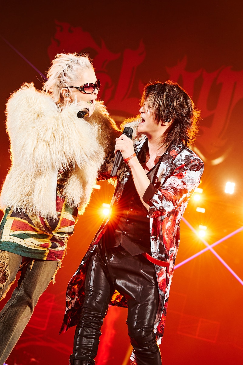 見つめ合いながら熱唱するhyde（Vo / L'Arc-en-Ciel）とTERU（Vo / GLAY）。（撮影：田辺佳子）
