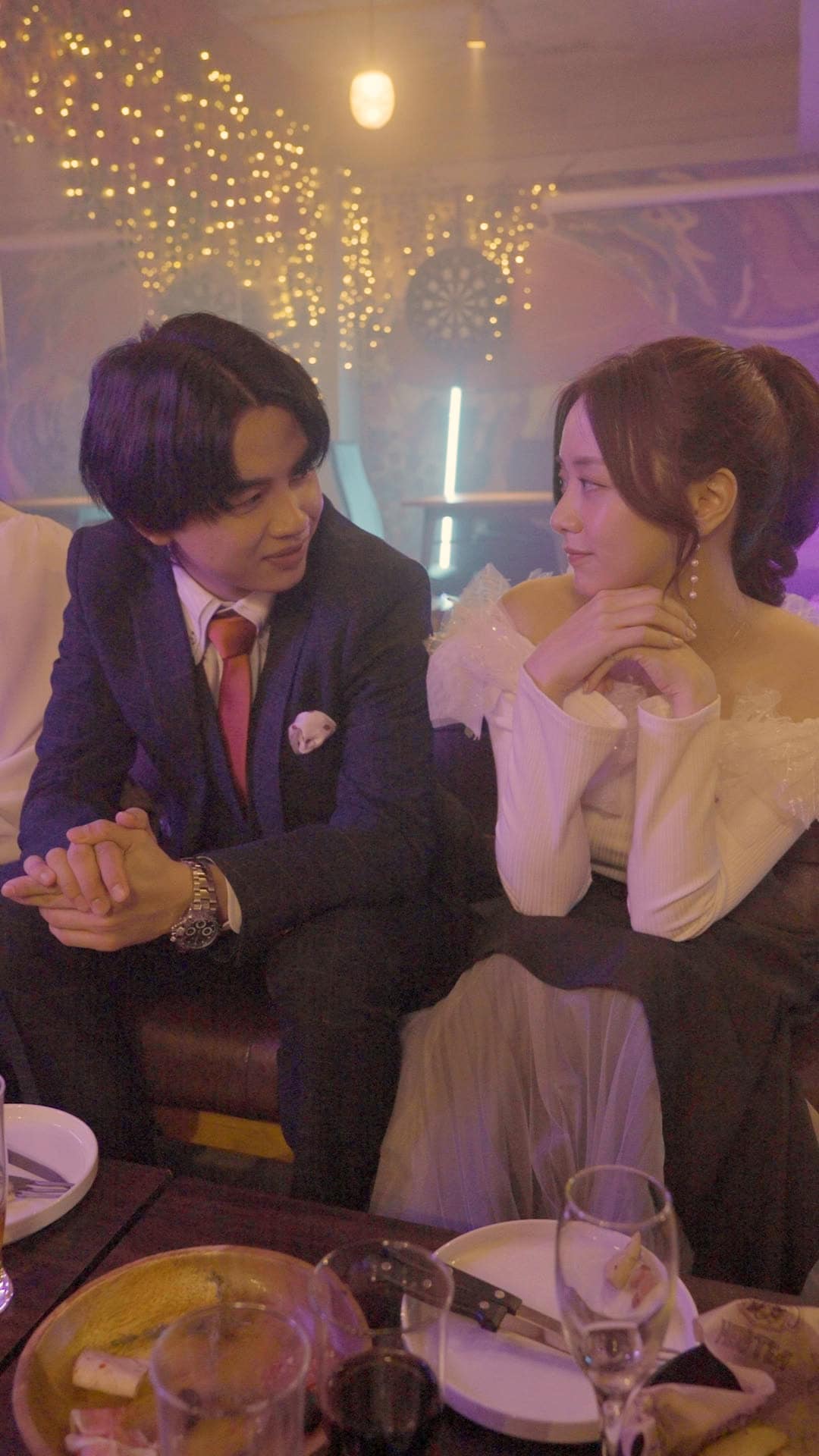 「合コンの悪魔 ～サレ妻たちの華麗なる復讐～」より、左から草川直弥演じる矢島翔太郎、森香澄演じる加賀美七夜