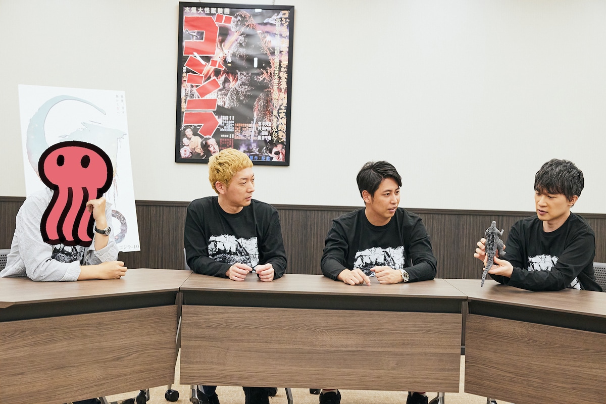 左から赤坂アカ、嶋佐和也、屋敷裕政、小出祐介。