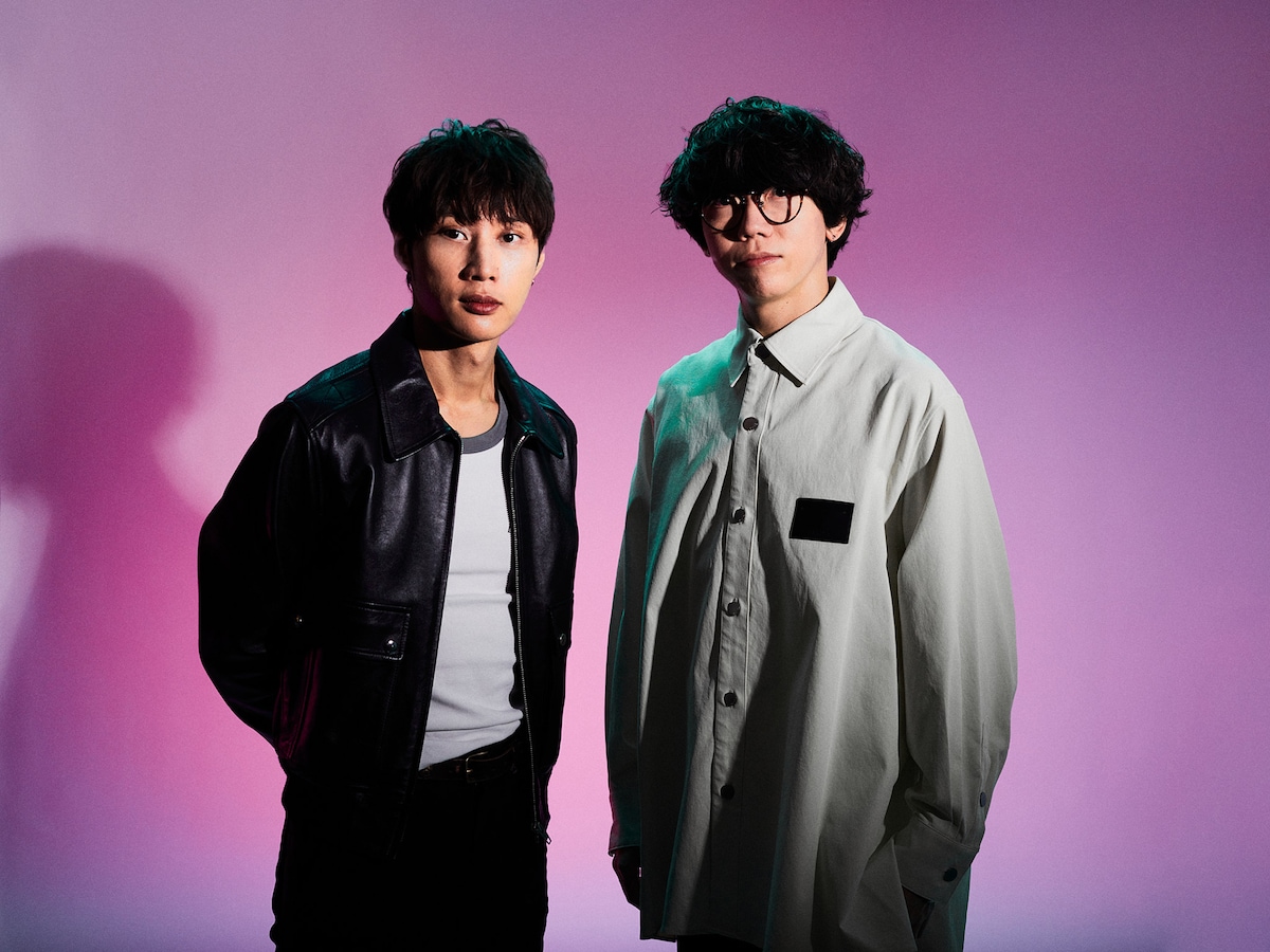 左から牧達弥（go!go!vanillas）、片岡健太（sumika）。