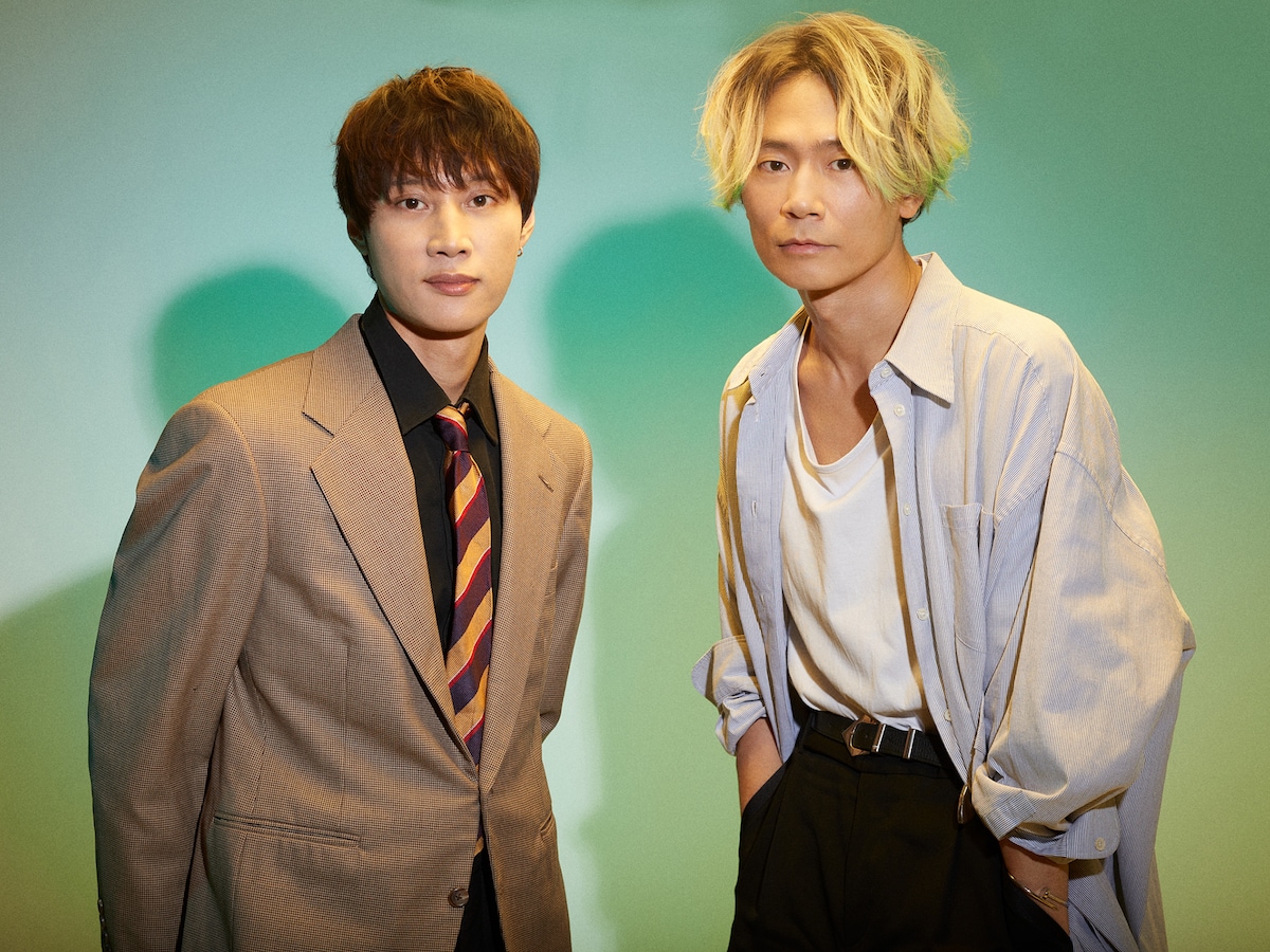 左から牧達弥（go!go!vanillas）、川上洋平（[Alexandros]）。