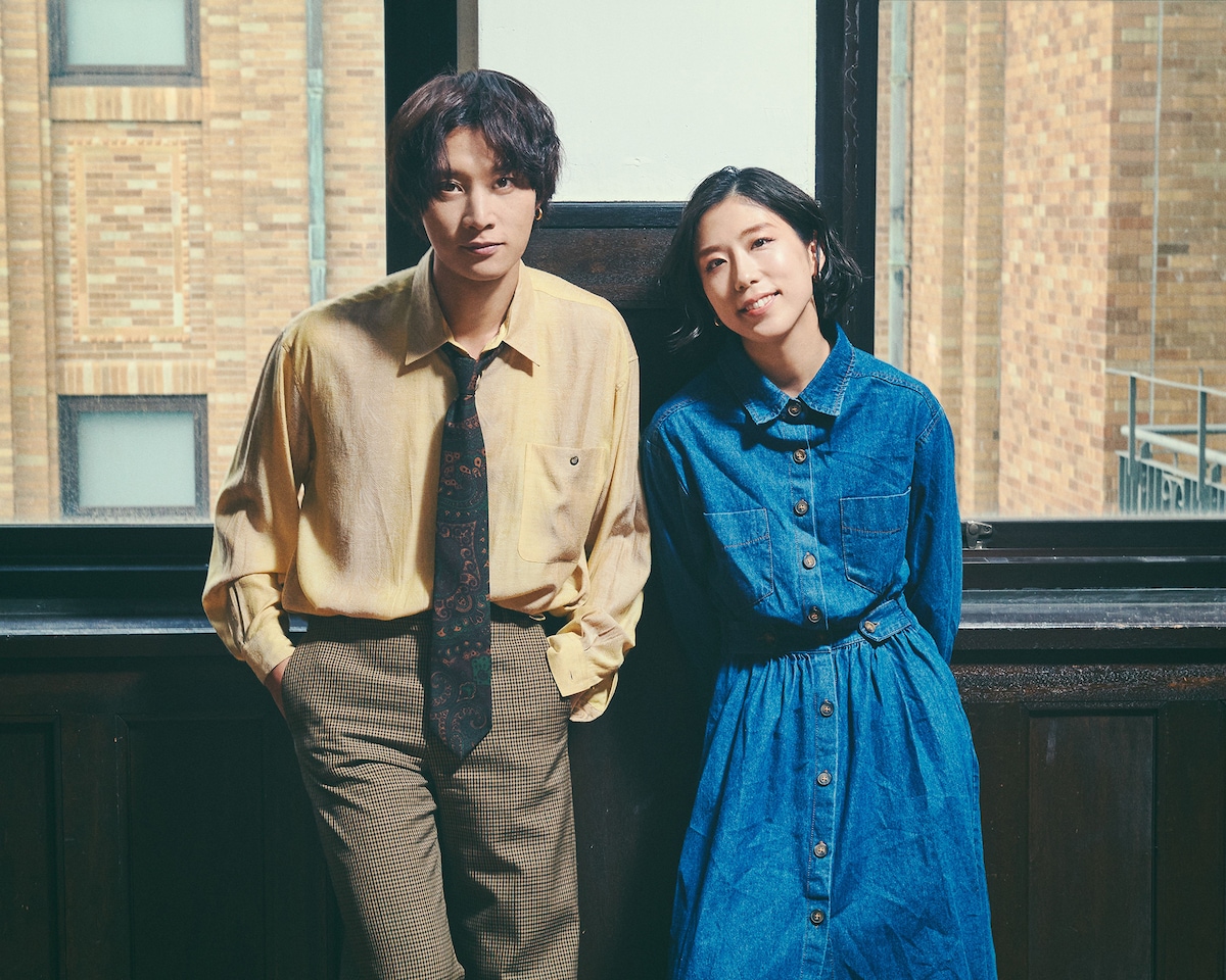 左から牧達弥（Vo, G / go!go!vanillas）、林萌々子（Vo, G / Hump Back）。