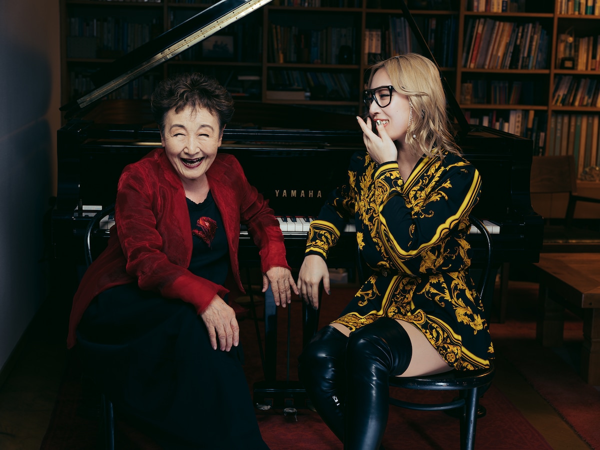 左から加藤登紀子、五条院凌。