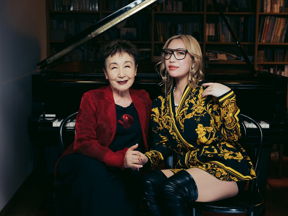 左から加藤登紀子、五条院凌。