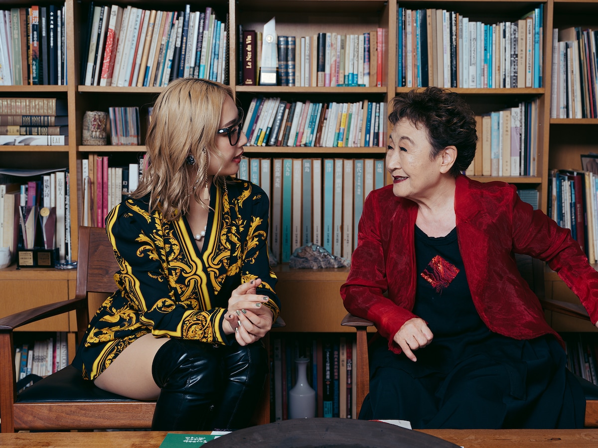 左から五条院凌、加藤登紀子。