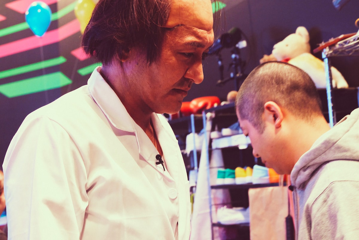 舞台裏にて、スリムクラブ真栄田。