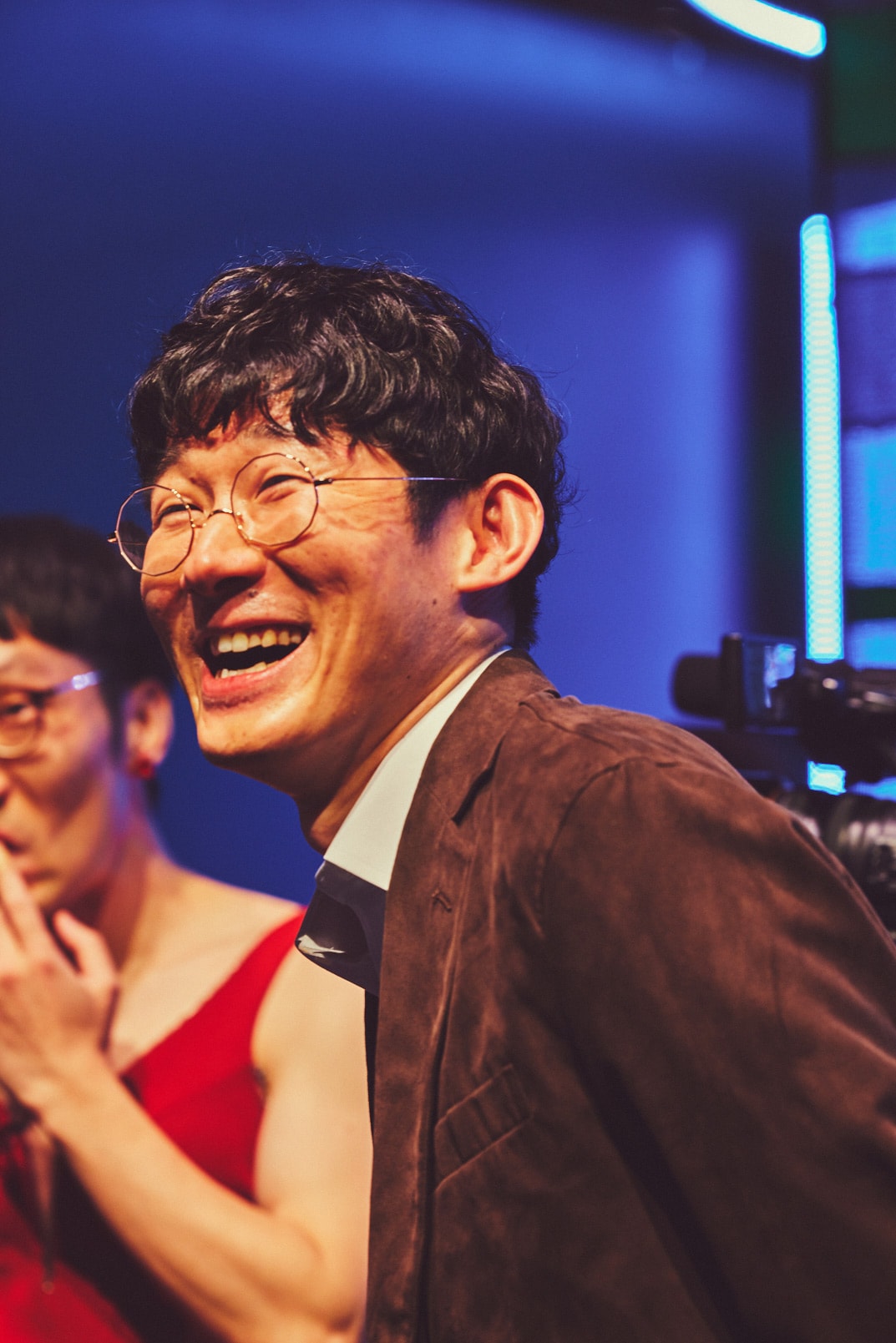 舞台裏にて、ロングコートダディ堂前。