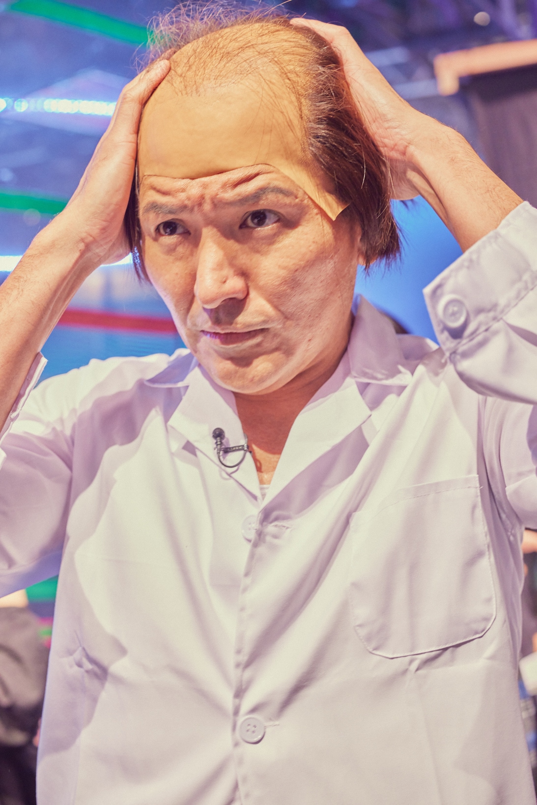 スリムクラブ真栄田。さまざまなカツラが用意されている。