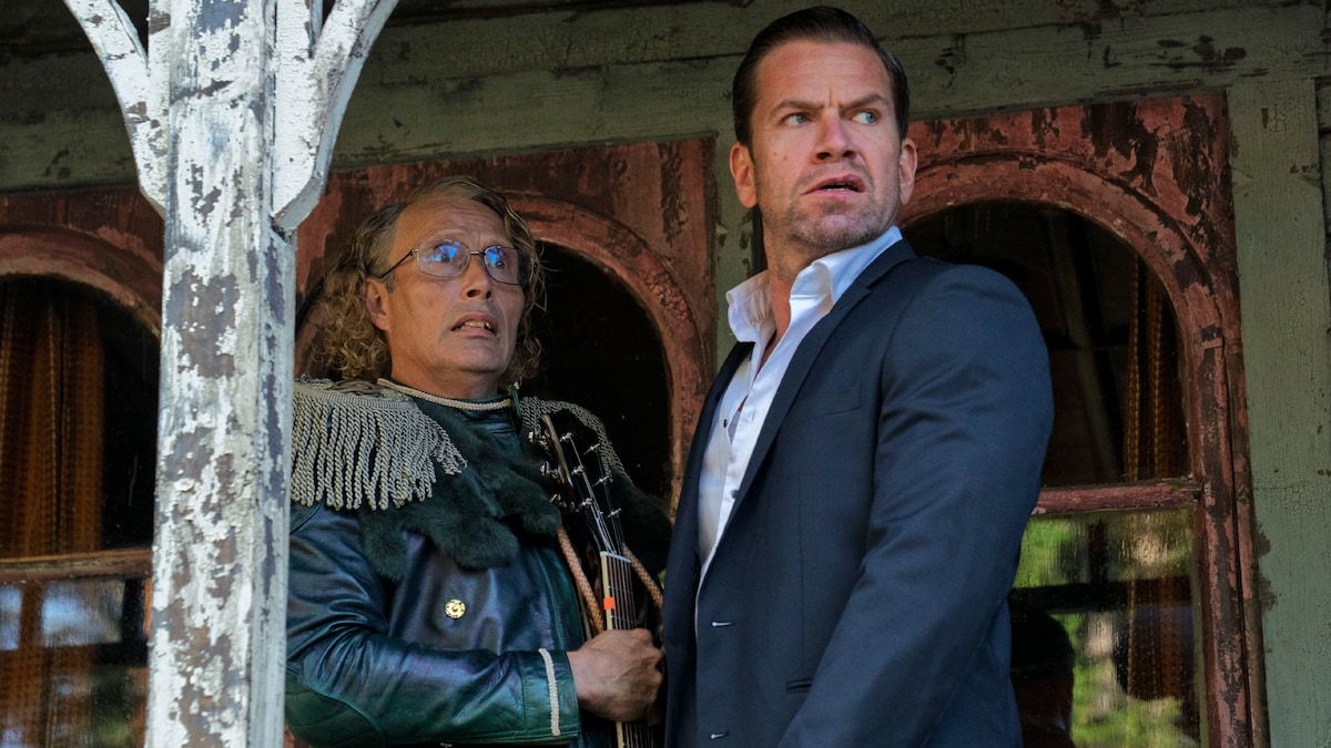「さよなら、僕の英雄」より、マッツ・ミケルセン演じる自分をジョン・レノンと思い込んでいる兄マンフレル（左）、ニコライ・リー・コス演じる強奪した大金を掘り起こそうとする弟アンカー（右）