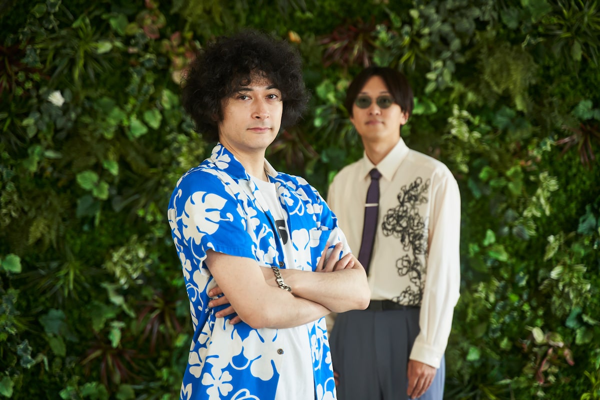 左からみの、倉品翔（Vo, G, Key）。