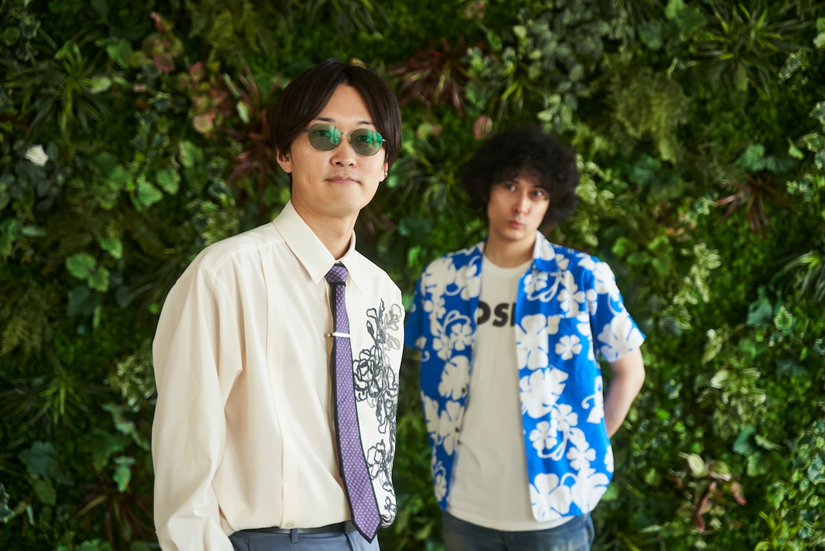 左から倉品翔（Vo, G, Key）、みの。